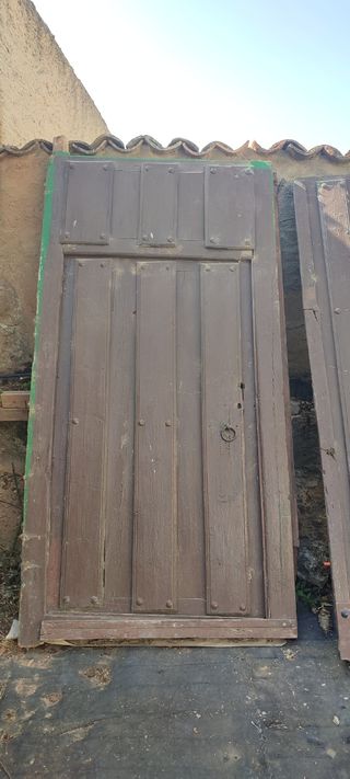 Puertas de carruajes de madera maciza.