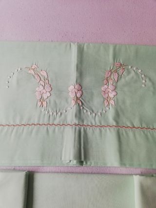Juego de sábanas bordadas tres piezas.