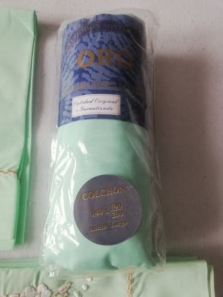 Juego de sábanas bordadas tres piezas.