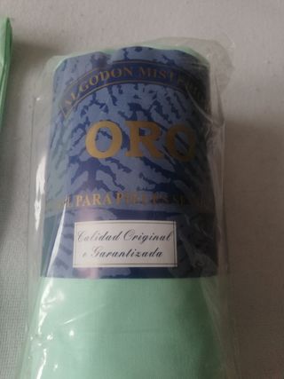 Juego de sábanas bordadas tres piezas.