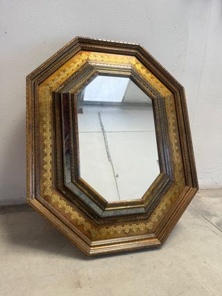Espejo octogonal con adornos cincelados