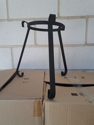 Pie de forja macetero