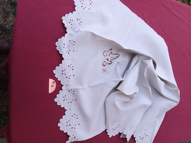 Antico asciugamano in lino ricamato