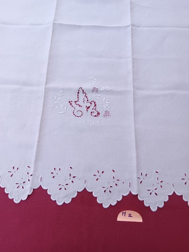 Antico asciugamano in lino ricamato