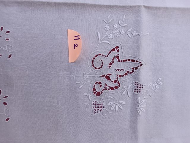 Antico asciugamano in lino ricamato