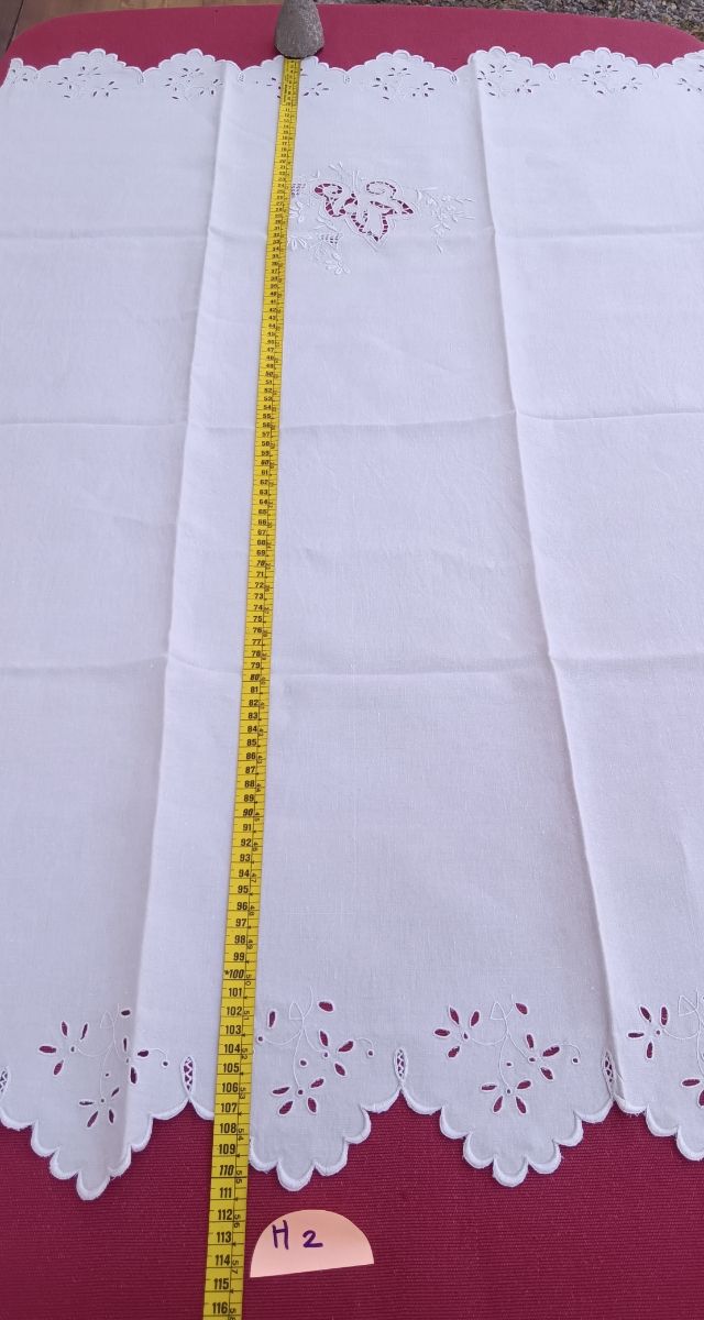 Antico asciugamano in lino ricamato