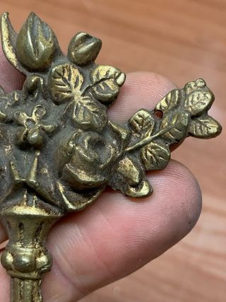 Bonito ADORNO LATON PARA MUEBLE