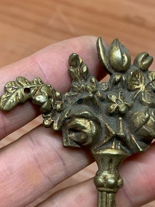 Bonito ADORNO LATON PARA MUEBLE