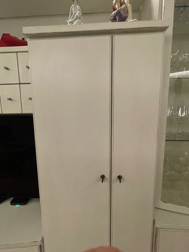 Mueble de salon pintado en blanco envejecido