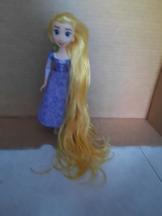 muñeca rapunzel que canta canciones