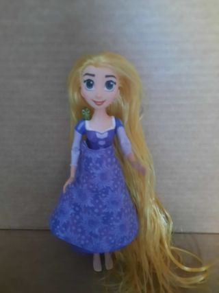 muñeca rapunzel que canta canciones