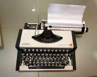 Maquina de escribir vintage OLYMPIA
