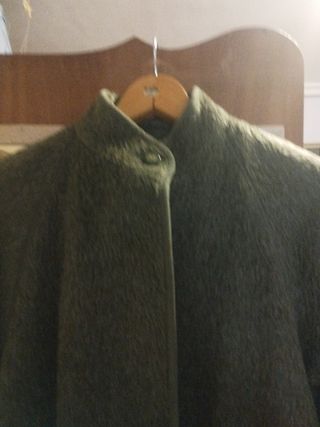 Abrigo verde de piel de señora