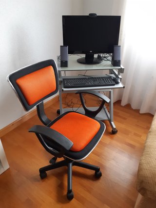 Mesa de escritorio individual de ordenador