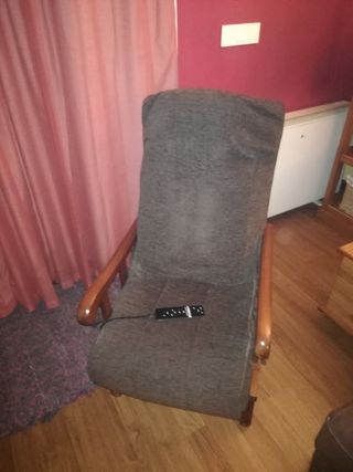 Sillón balancín con masajeador shiatsu