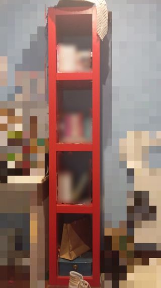 Estantería roja