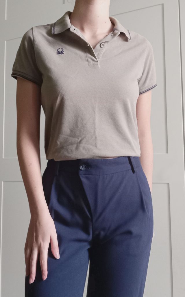 Polo beige con olri blu scuro