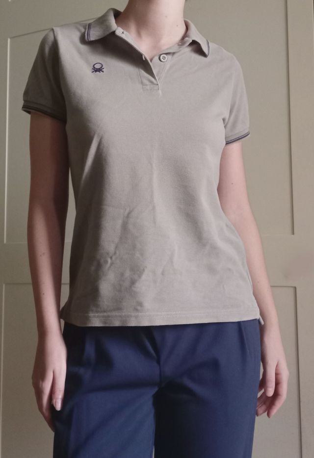 Polo beige con olri blu scuro