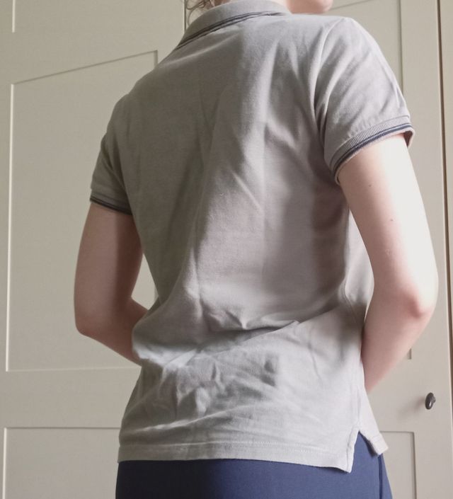 Polo beige con olri blu scuro