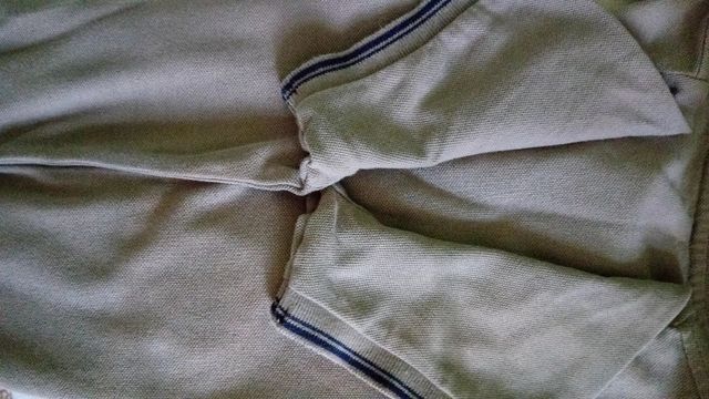 Polo beige con olri blu scuro