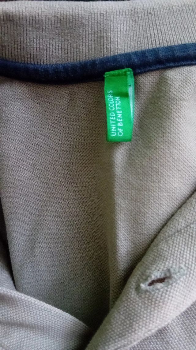 Polo beige con olri blu scuro