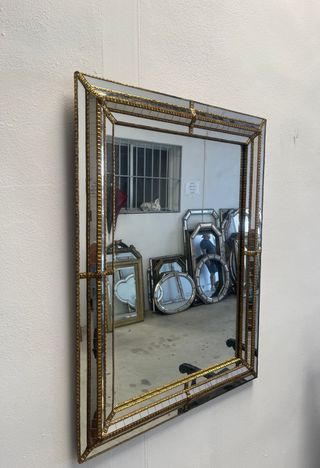 Espejo estilo vintage sobre madera