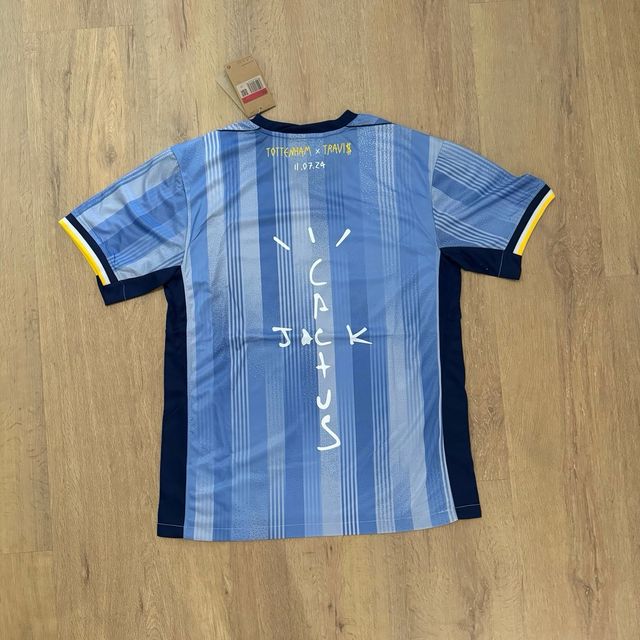 Camiseta Tottenham x Travis Scott
