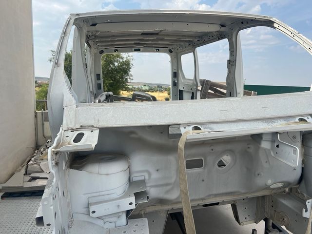 Chasis Renault Trafic con carro de transporte