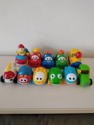 Coches y otros vehículos juguete.