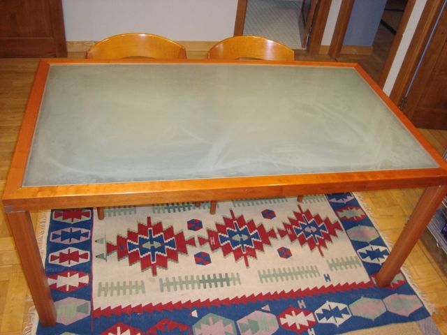 Mesa de madera y cristal