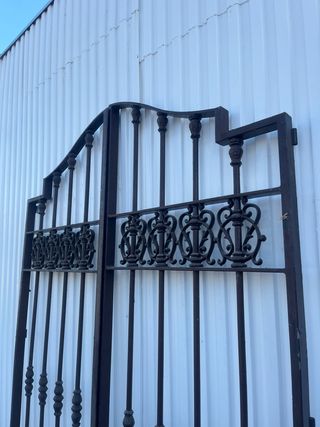 Puerta de entrada en hierro macizo.