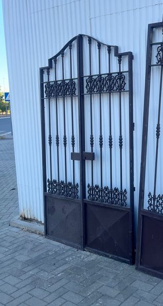 Puerta de entrada en hierro macizo.