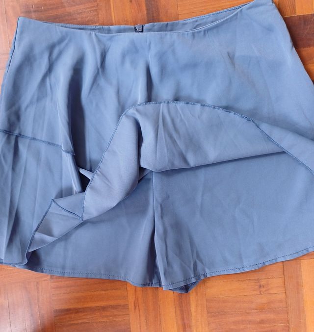 Mini falda pantalón azul.