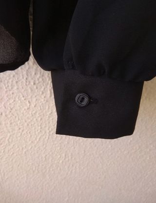 Blusa gasa cuello encaje