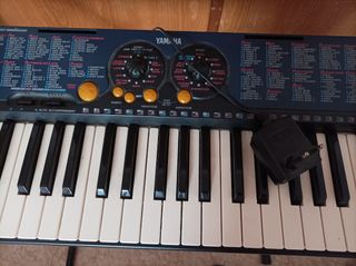 Teclado musical Yamaha PSR-130 con soporte