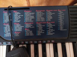Teclado musical Yamaha PSR-130 con soporte
