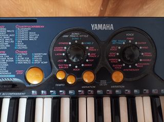 Teclado musical Yamaha PSR-130 con soporte