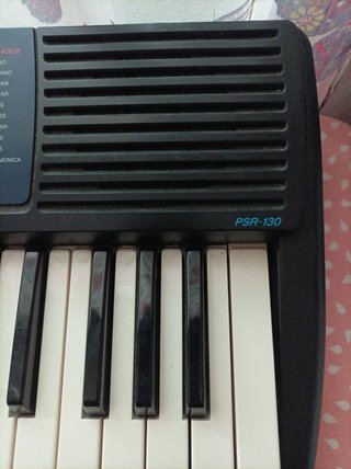 Teclado musical Yamaha PSR-130 con soporte