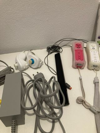 Wii con 2 mandos, 2 nunchuks y juegos