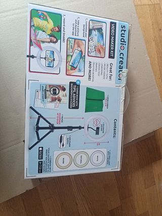 Trípode con ro de luz y pantalla verde