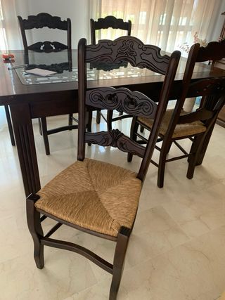 Mesa madera y cuatro sillas