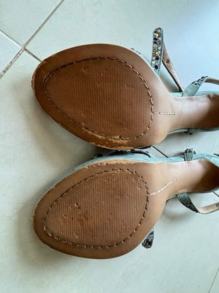 Sandalias tacón alto Alma en Pena com pedrería