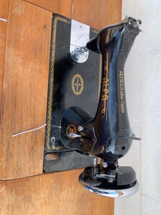 Liquidación . Antigua Maquina coser Alfa