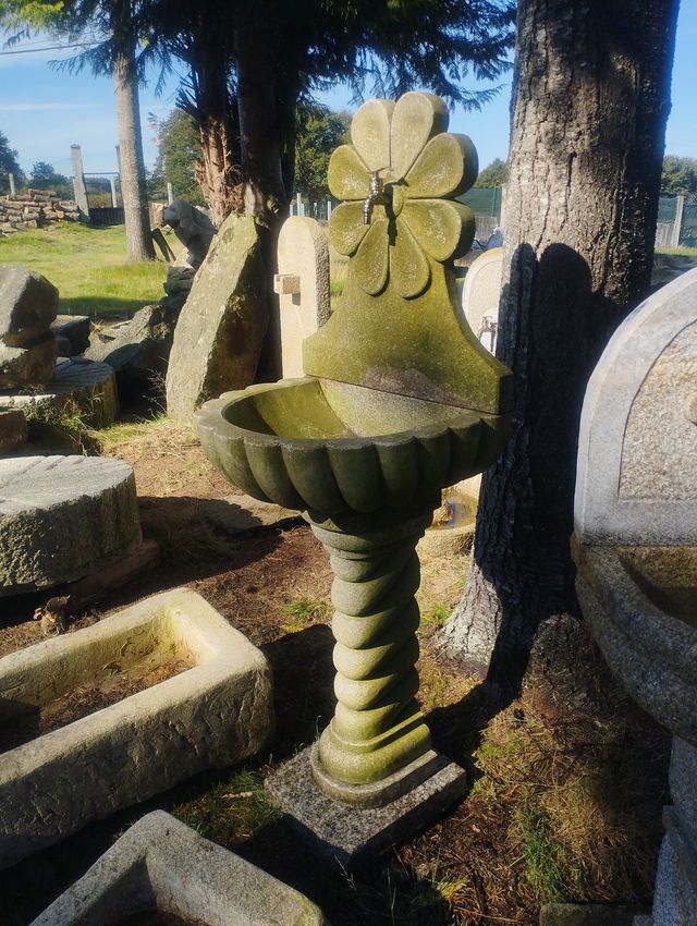 Fuente Ornamental de Granito con Grifo