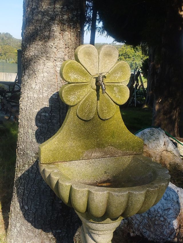 Fuente Ornamental de Granito con Grifo