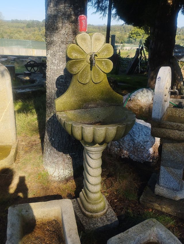 Fuente Ornamental de Granito con Grifo