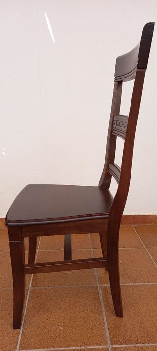 Mesa de comedor con cristal y 6 sillas.