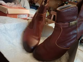 Botines de piel con tacón Yokono.