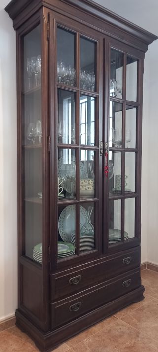 Vitrina de madera maciza.