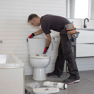 Instalación de duchas y lavabos